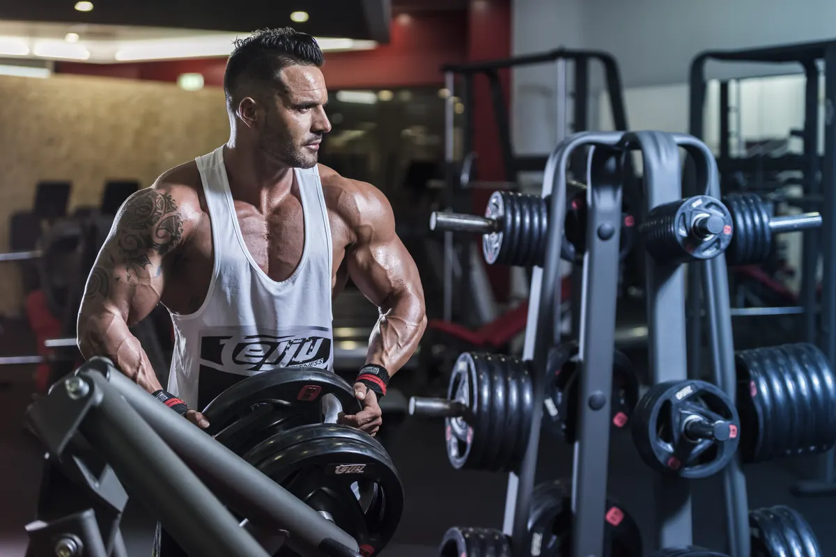 Gast trainiert mit Telju Kraftgeräten im Hotel-Fitnessraum