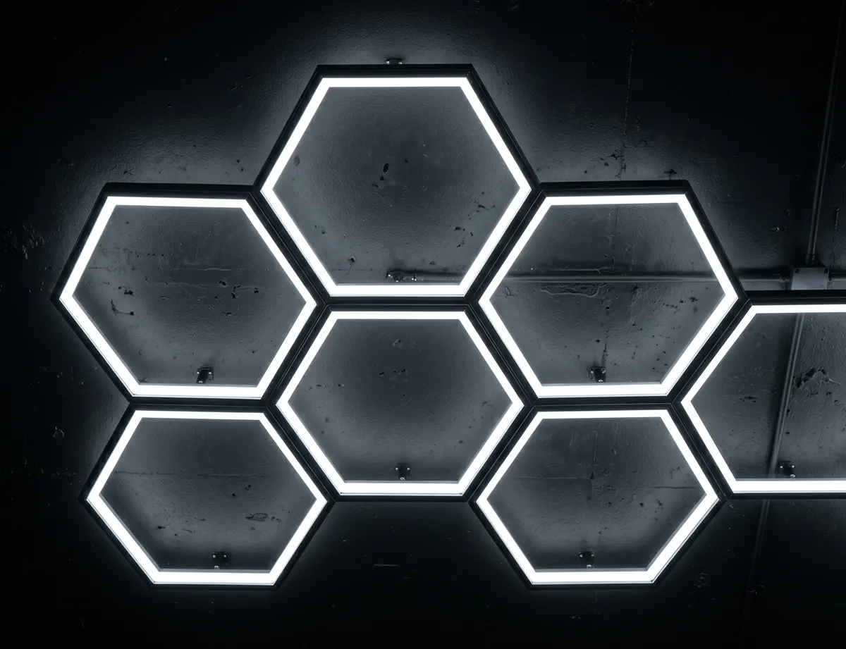Hexagonale LED-Beleuchtung für den Hotel-Fitnessraum — Lichtdesign von Telju