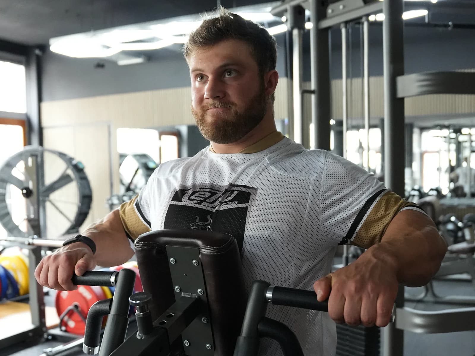 Athlet an einer Telju Heavy Stack Bodybuilding-Maschine im Studio