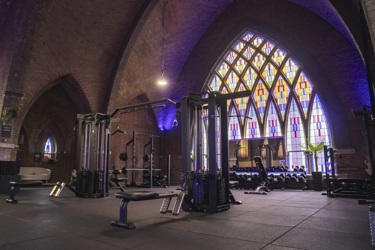 Von Telju ausgestatteter Standort in einer umgebauten Kirche