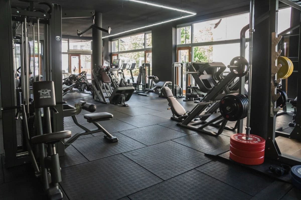 Komplett von Telju ausgestatteter Fitnessbereich